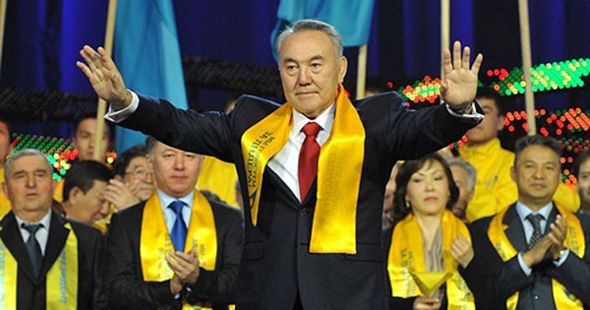 Казахстан, Астана. Президент Казахстану Нурсултан Назарбаєв вітає своїх прихильників під час святкування в Астані. Назарбаєв отримав перемогу на президентських виборах із 95 відсотками голосів. / © AFP