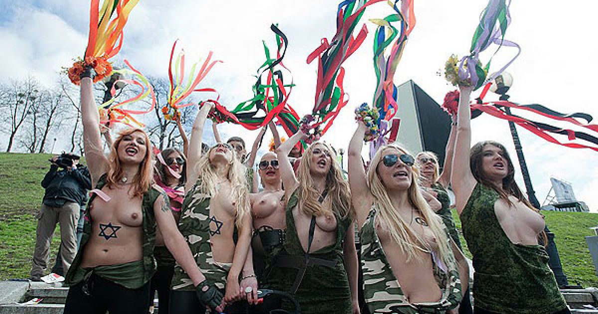 Рух FEMEN присвятив акцію "Фашизофренія" у Києві Міжнародному дню визволення в&#039;язнів фашистських концтаборів. / © Жіночий рух FEMEN