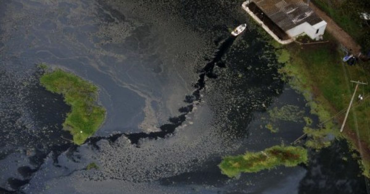 Колумбія, Кахіка. Місцеві жителі на човнах переміщаються затопленою фермою в муніципалітеті Кахіка на північній околиці Боготи. Через проливні дощі протягом трьох днів у Колумбії загинули 128 осіб, більше 480 тисяч постраждали. / © AFP