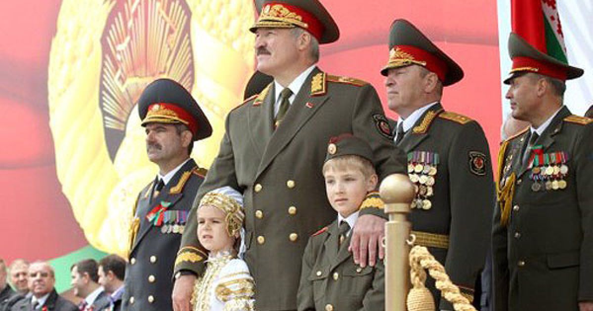 Військовий парад приймав президент Білорусі Олександр Лукашенко разом зі своїм молодшим сином Миколою. / © AFP