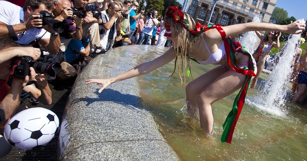 Жіночий рух FEMEN провів на Майдані Незалежності в Києві акцію протесту у фонтані "Євромийка-2012".