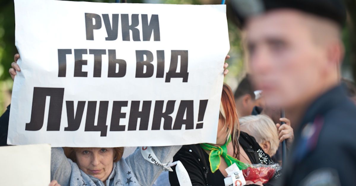 У Весняному марші протесту, який організувала опозиція біля Верховної ради беруть участь близько 3500 тисяч осіб.