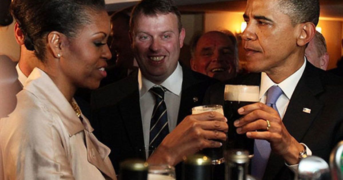 Барак Обама з дружиною Мішель скуштували пива Guinness в одному з двох пабів Монігалла. / © AFP