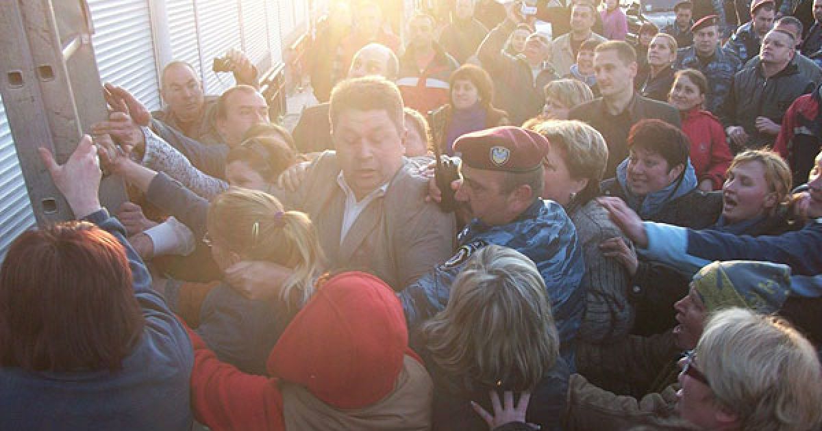 Вранці почався демонтаж лотків на столичному ринку "Лісовий", в результаті сутичок підприємців з міліцією, близько 10 осіб отримали поранення. / © Майдан