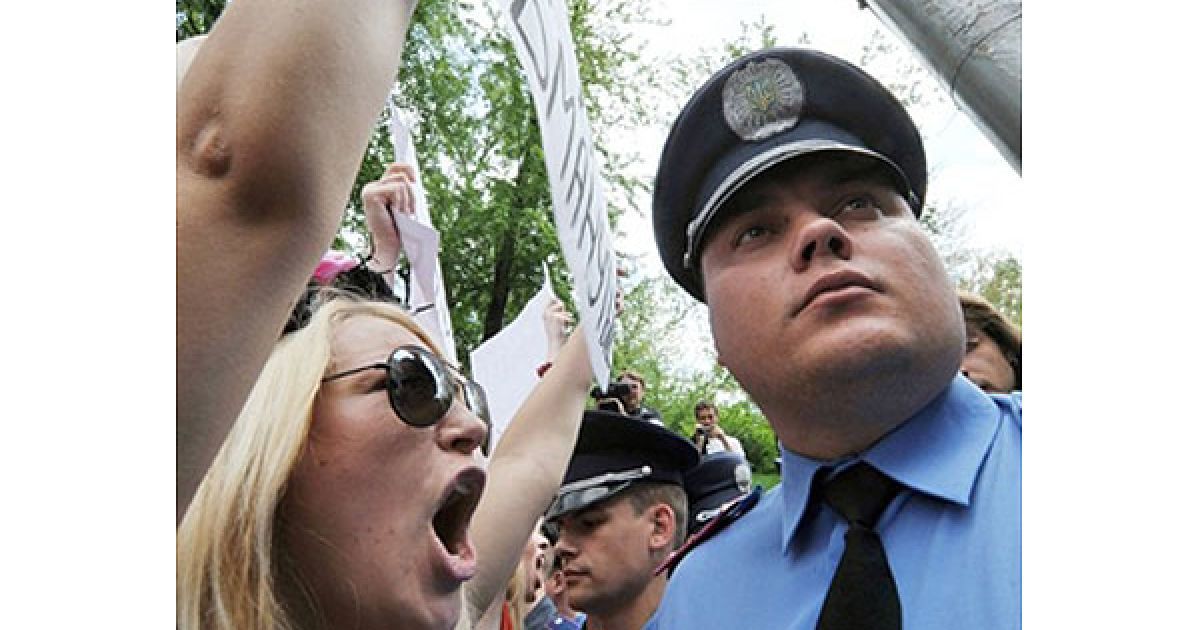 Рух FEMEN та ошукані інвестори будівництва провели в Києві акцію протесту перед Кабміном "Голі та ошукані" / © AFP