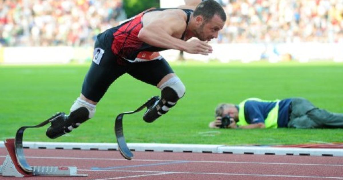 Чехія, Острава. Спортсмен з Південної Африки Оскар Пісторіус змагається в забігу на 400 метрів серед чоловіків на атлетичній зустрічі "Злата Третра" у східному чеському місті Острава. / © AFP