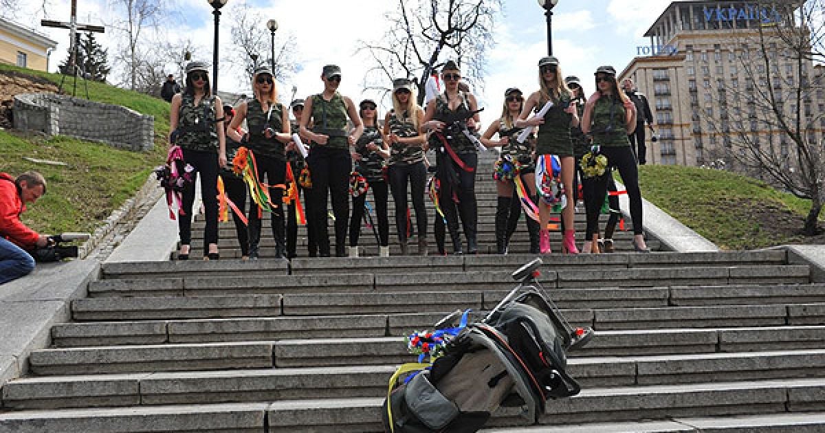 Рух FEMEN присвятив акцію "Фашизофренія" у Києві Міжнародному дню визволення в&#039;язнів фашистських концтаборів. / © Жіночий рух FEMEN
