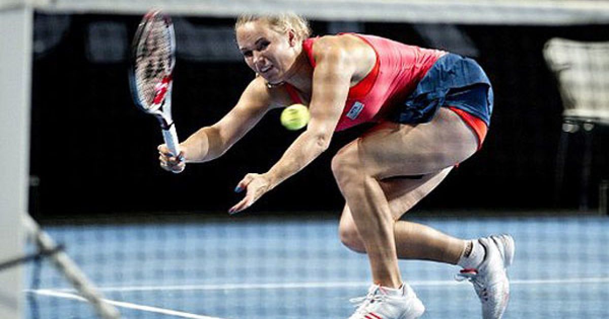 Данія, Фарум. Тенісистка з Данії Каролін Возняцькі відбиває подачу пари, яка складається зі шведської спортсменки Йоханни Ларссон та німкені Жасмін Воер, під час відкритого парного матчу. / © AFP