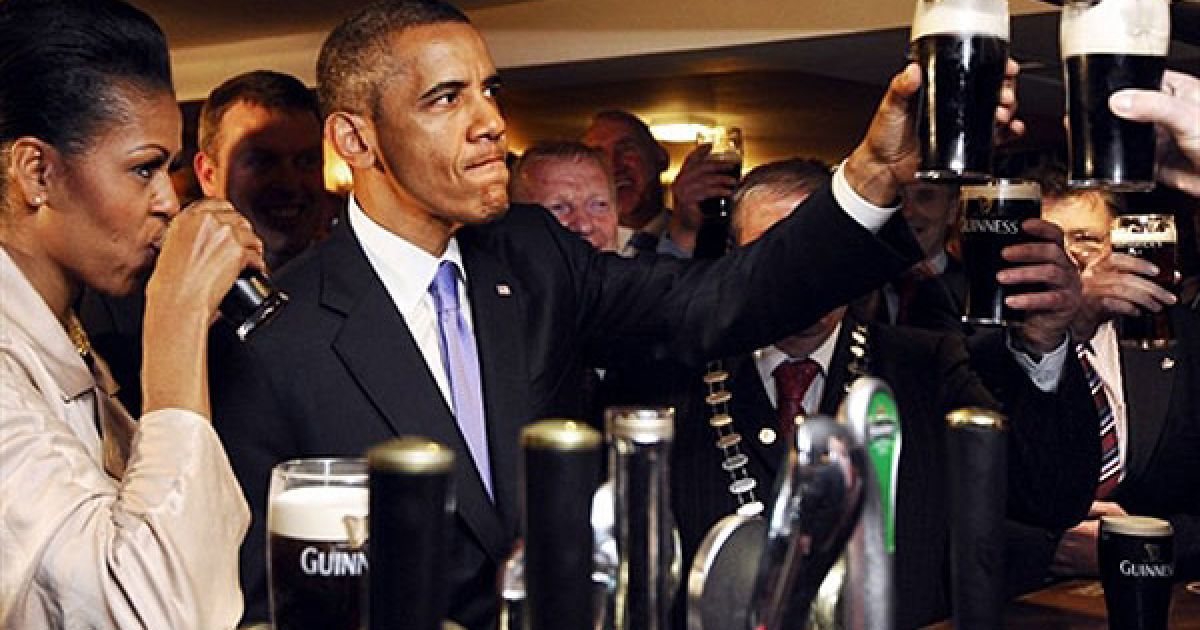 Барак Обама з дружиною Мішель скуштували пива Guinness в одному з двох пабів Монігалла. / © AFP
