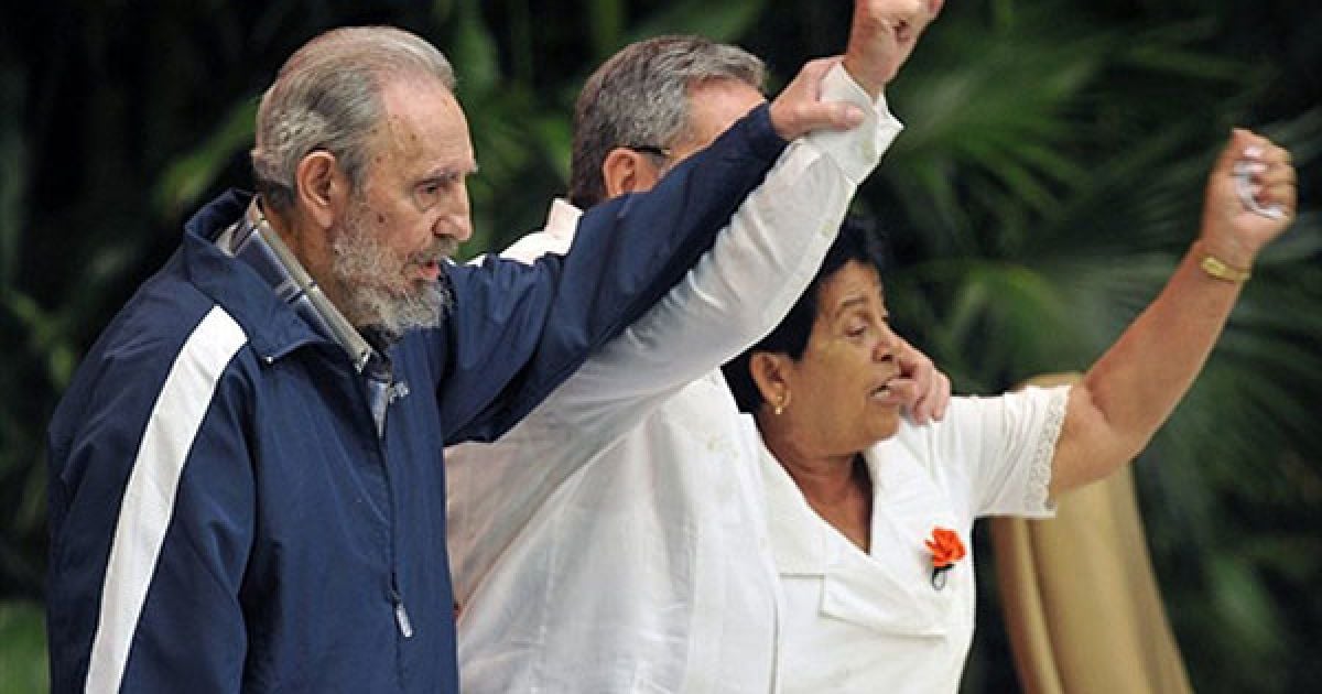 Куба, Гавана. Екс-президент Куби Фідель Кастро піднімає руку свого брата, президента Республіки Куба і нового першого секретаря ЦК Компартії Куби Рауля Кастро під час заключної сесії 6-го конгресу Компартії у Гавані. / © AFP