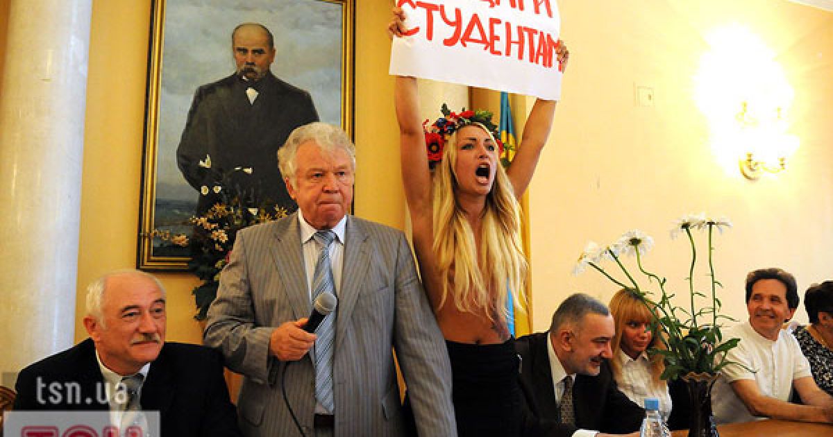 Жіночий рух FEMEN провів топлес-акцію протесту "Євробомж-2012" проти виселення студентів з гуртожитків перед проведенням Євро-2012.
