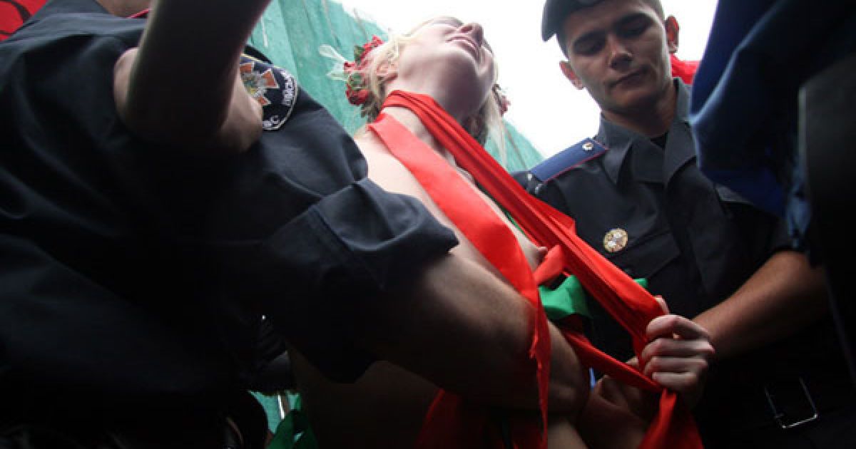 Активістки FEMEN влаштували під Верховною радою топлес-протест "Депутат, не бикуй!" проти пенсійної реформи. / © Жіночий рух FEMEN