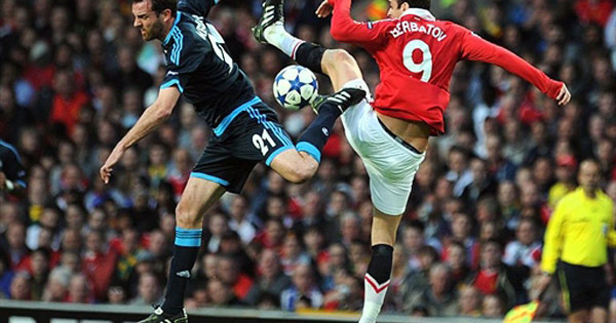 Великобританія, Манчестер. Болгарський нападник "Манчестер Юнайтед" Дімітар Бербатов змагається за м&rsquo;яч із захисником "Метцельдер" Крістофом Шальке під час півфінального матчу Ліги чемпіонів УЄФА у Манчестері. "Манчестер" виграв 4:1 і вийшов до фіналу.