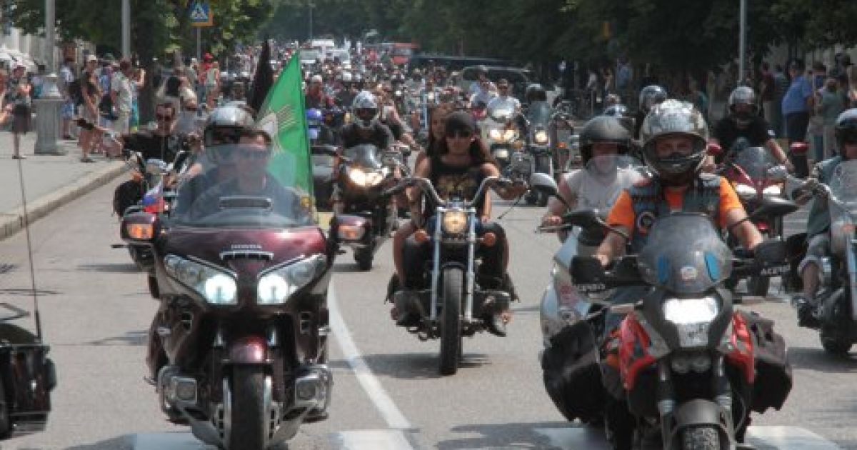 У міжнародному байк-шоу під Севастополем взяли участь тисячі байкерів з України, Росії, Білорусі, Чехії та інших країн. / © УНІАН