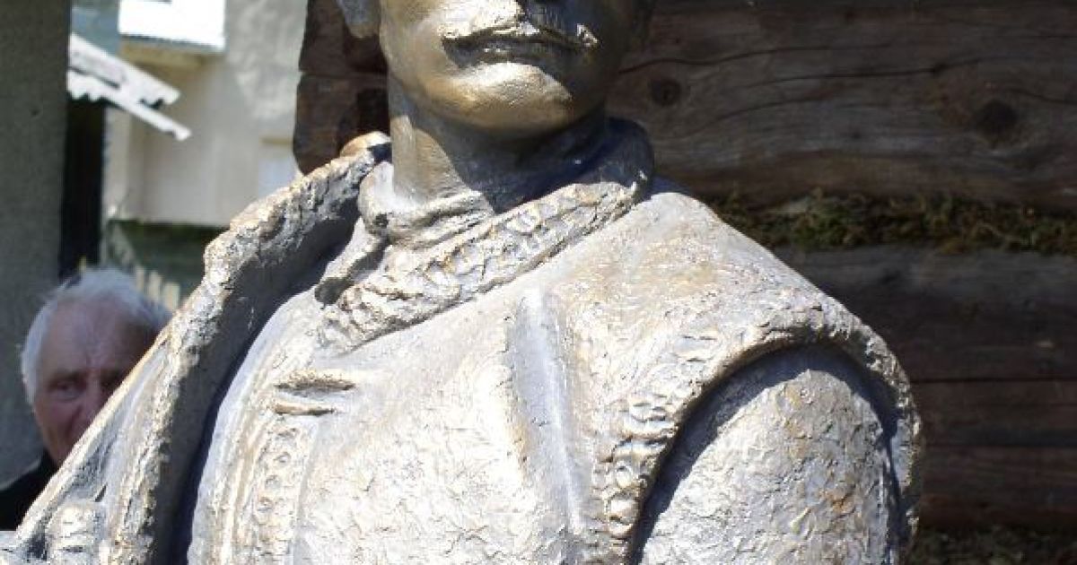 Перший в Україні пам&#039;ятник заробітчанам встановили у закарпатському селі Колочава. / © karpatnews.in.ua