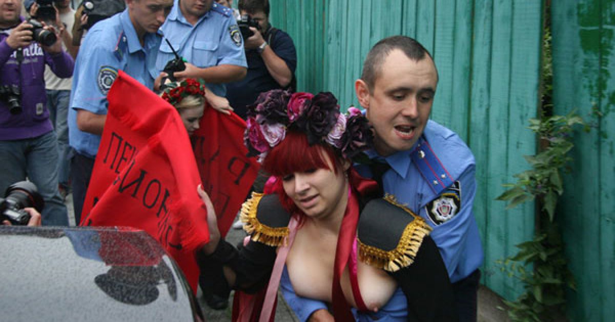Активістки FEMEN влаштували під Верховною радою топлес-протест "Депутат, не бикуй!" проти пенсійної реформи. / © Жіночий рух FEMEN