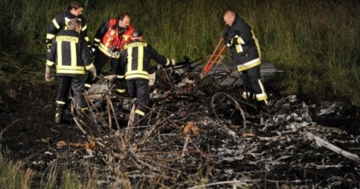 На південному заході Німеччини під час польоту загорівся дирижабль, пілот встиг врятувати пасажирів, але сам загинув. / © AFP