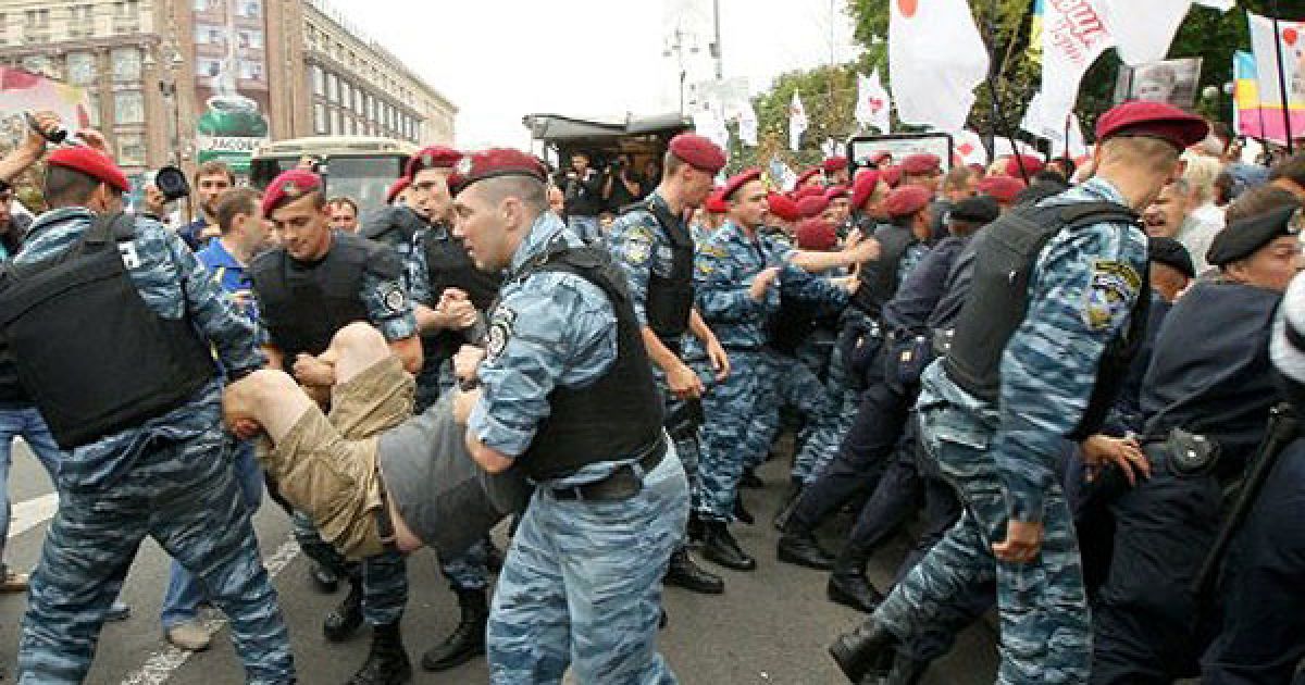 Деяких учасників мітингу працівники правоохоронних органів за руки й за ноги затягували до міліцейських машин. / © AFP