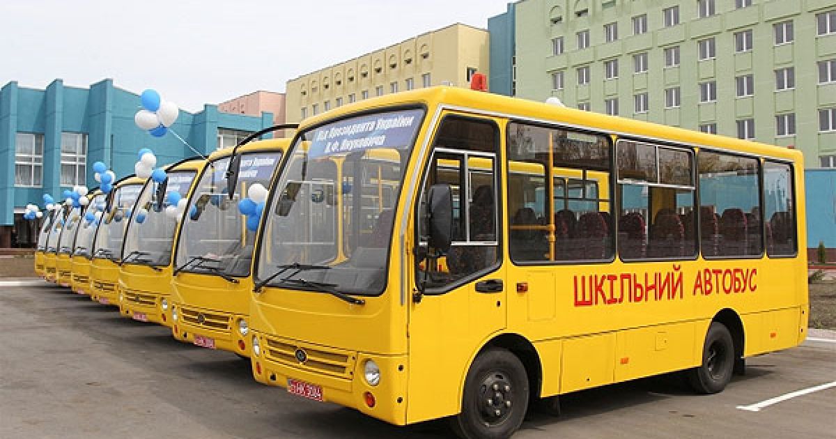 Президент України також вручив ключі від шкільних автобусів для сільських шкіл Черкаської області. / © President.gov.ua