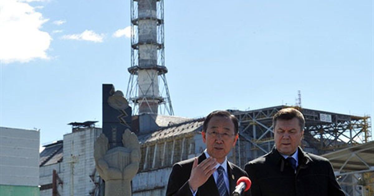 Україна, Чорнобиль. Генеральний секретар ООН Пан Гі Мун і президент України Віктор Янукович розмовляють з журналістами під час візиту до Чорнобилю за кілька днів до 25-річчя аварії на ЧАЕС. Міжнародні лідери пообіцяли надати сотні мільйонів доларів для побудови об&rsquo;єкта "Укриття". / © AFP