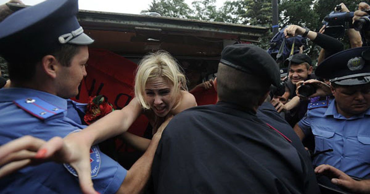 Активістки FEMEN влаштували під Верховною радою топлес-протест "Депутат, не бикуй!" проти пенсійної реформи. / © Жіночий рух FEMEN