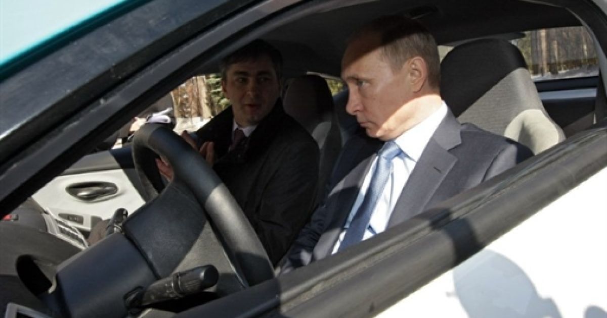 Росія, Москва. Прем&#039;єр-міністр Росії Володимир Путін сидить у спортивній версії гібридного купе E-Mobile перед тим, як взяти участь у засіданні Ради Безпеки у резиденції Горки під Москвою. / © AFP