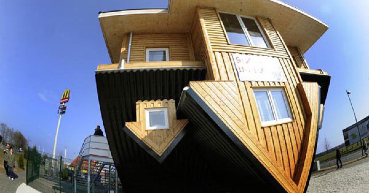 У Біспінгені (Німеччина) побудували "божевільний будинок" (Verrueckte Haus), який стоїть на догори дригом. / © AFP