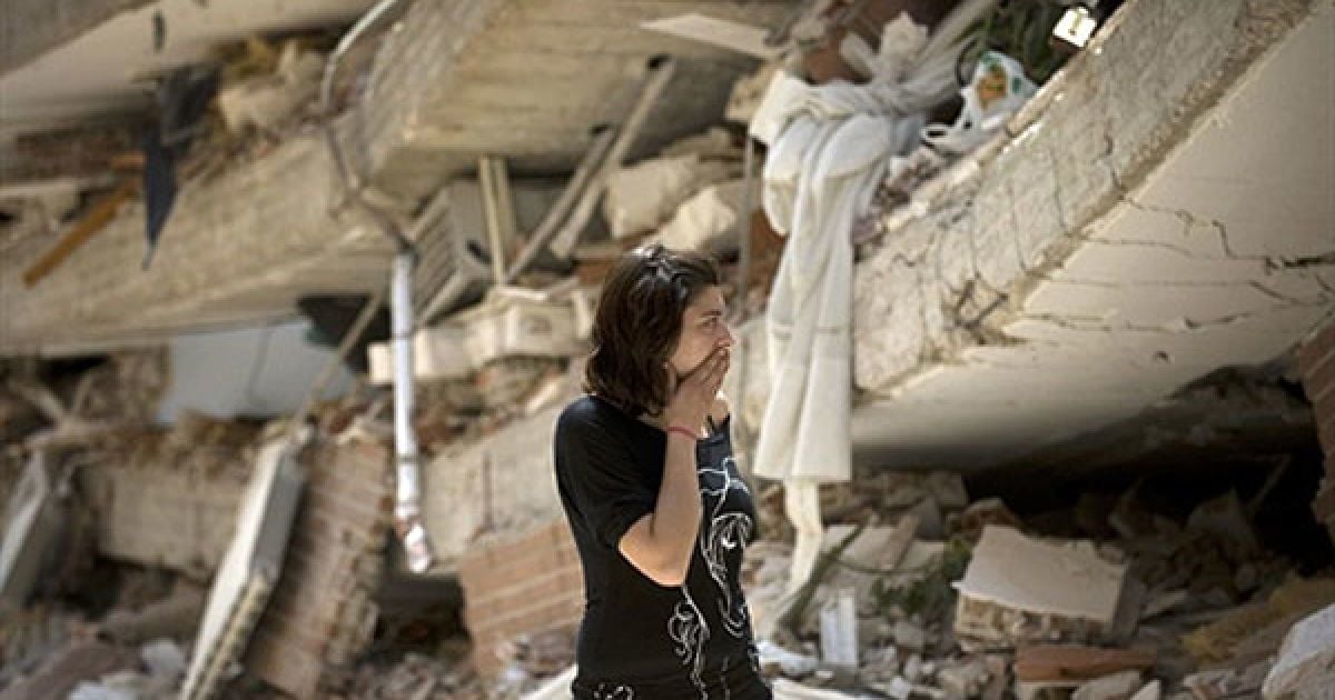 Іспанія, Лорка. Жінка дивиться на свій зруйнований будинок у місті Лорка, що постраждало від землетрусу, який став найсильнішим на Піренейському півострові за останні 50 років. В результаті землетрусу 9 осіб загинули, десятки отримали поранення. / © AFP