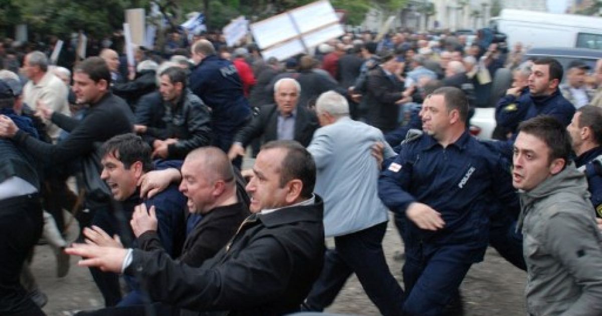 Грузія, Батумі: Сотні активістів грузинської опозиції провели акцію протесту проти президента Михайла Саакашвілі у чорноморському курорті Батумі. Мітинг був розігнаний поліцією після того, як активісти спробували прорватися до місцевої телевізійної станції. / © AFP