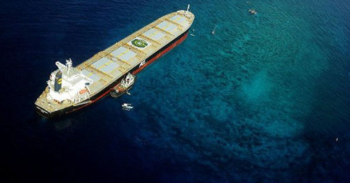 Філіппіни, Сарангані. Вантажне судно MV Double Prosperity стоїть поблизу рифа Бакуд у південній частині філіппінських вод. Корабель не можуть зсунути з місця протягом трьох тижнів через побоювання, що мазут з судна може вилитися і забруднити рифи. / © AFP