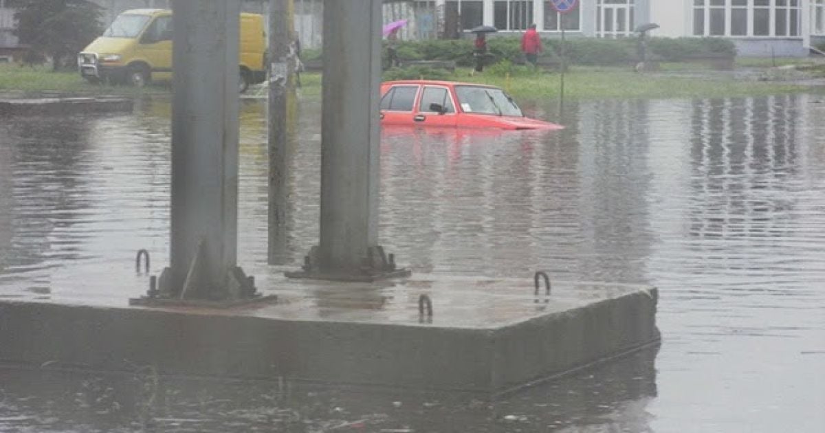 Сильні дощі призвели до справжньої повені в Черкасах.
