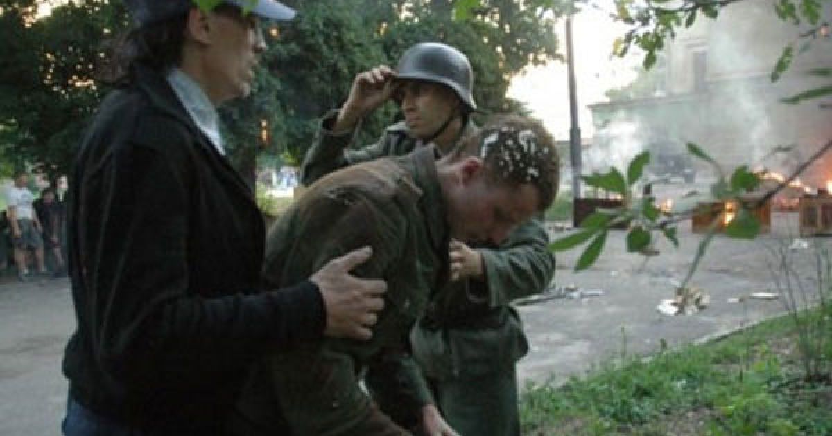 Кілька осіб з масовки отримали опіки, їм прямо на місці надали медичну допомогу. / © Сегодня