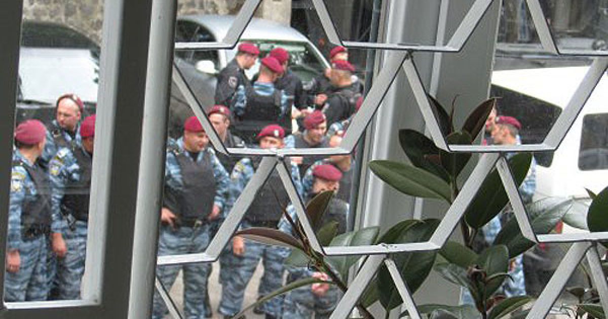 Бійці "Беркуту" під час бійки з депутатами від БЮТ в Печерському суді пошкодили декілька відеокамер. / © УНІАН