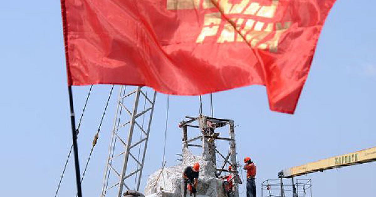 В Харкові на площі Конституції відбувається демонтаж монумента на честь проголошення радянської влади роботи скульптора Михайла Овсянкіна. / © УНІАН