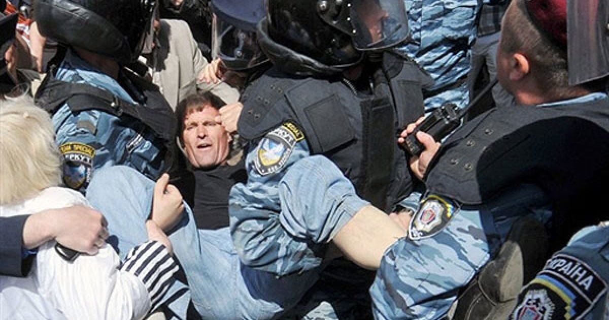 Україна, Київ. Міліціонери затримують учасника акції протесту під будівлею українського парламенту в Києві. Понад 300 чоловік зібралися в Києві перед парламентом, закликаючи до відставки уряду і дострокових парламентських і президентських виборів. / © AFP