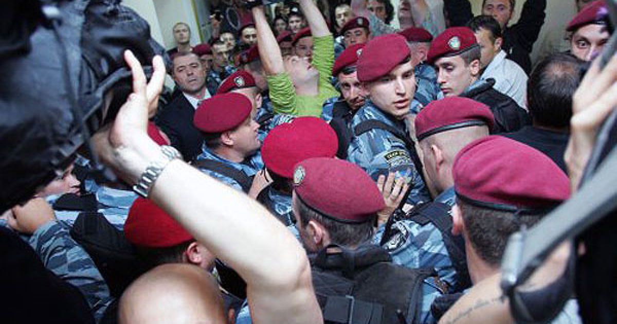 Бійці "Беркуту" під час бійки з депутатами від БЮТ в Печерському суді пошкодили декілька відеокамер.Бійці "Беркуту" під час бійки з депутатами від БЮТ в Печерському суді пошкодили декілька відеокамер. / © УНІАН