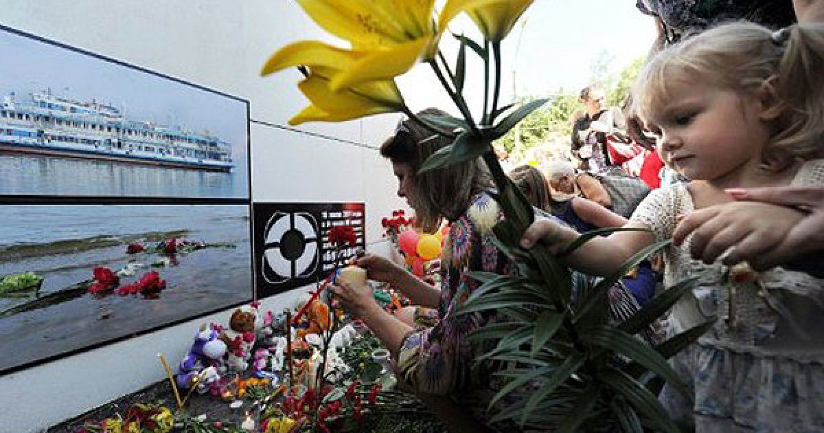 У зв&#039;язку з катастрофою прогулянкового теплохода "Булгарія" 12 липня в Росії оголошено Днем жалоби. / © AFP