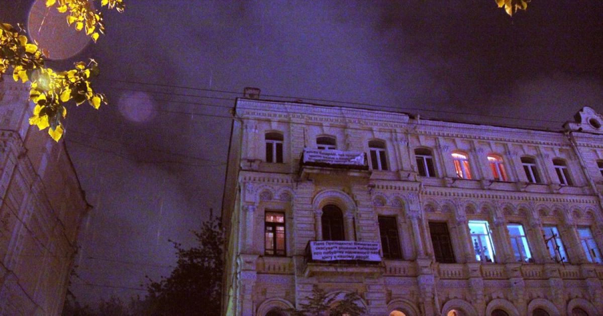 Пожежа без жертв сталася о 21:50 19 червня в Києві по вул. Городецького, 4 на території законсервованого технологічного майданчика компанії "Київметробуд" / © bilozerska.livejournal.com