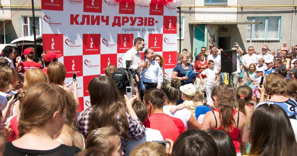 З нагоди Міжнародного дня захисту дітей Віталій Кличко відкрив у місті Березань перший з 12 дитячих спортмайданчиків програми "Клич друзів &ndash; граймо разом!" / © www.klitschko.com