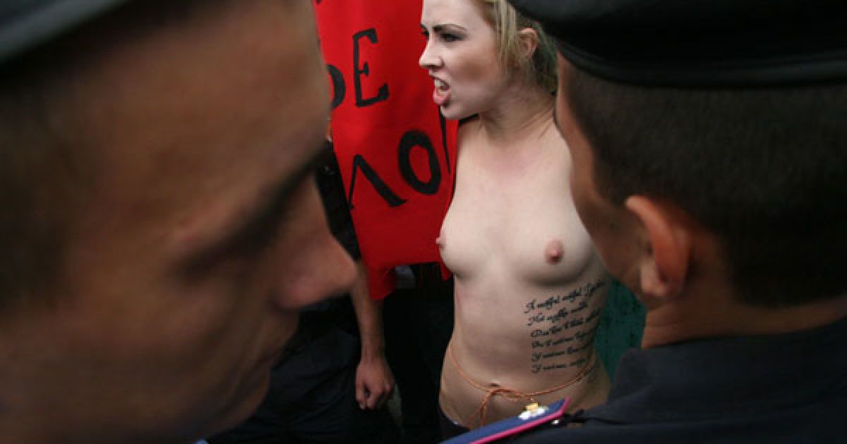 Активістки FEMEN влаштували під Верховною радою топлес-протест "Депутат, не бикуй!" проти пенсійної реформи. / © Жіночий рух FEMEN