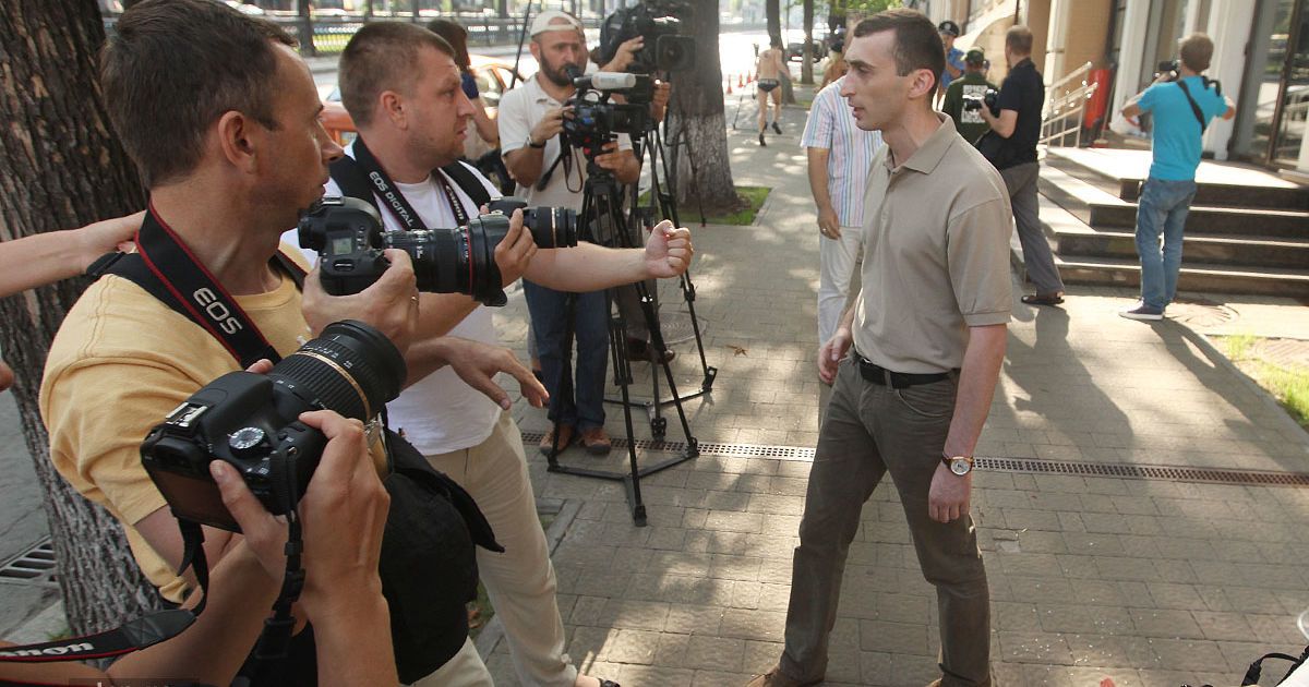 Працівник посольства Грузії почав заважати фотографувати акцію протесту FEMEN, руками бив по фотокамерах журналістів.