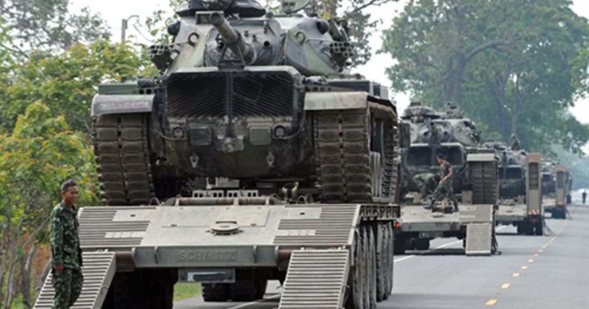 Таїланд, Сурін. Розвантаження важкої техніки поблизу тайсько-камбоджійського кордону. Танки прибули на кордон для запобігання нових сутичок між сусідами. / © AFP