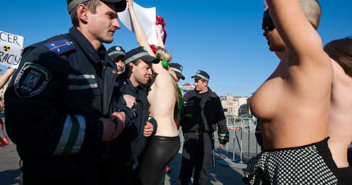 Міліція затримала активісток руху FEMEN Інну Шевченко, Сашу Шевченко, Надію Мопедову і Діану Сенич. / © femen.livejournal.com