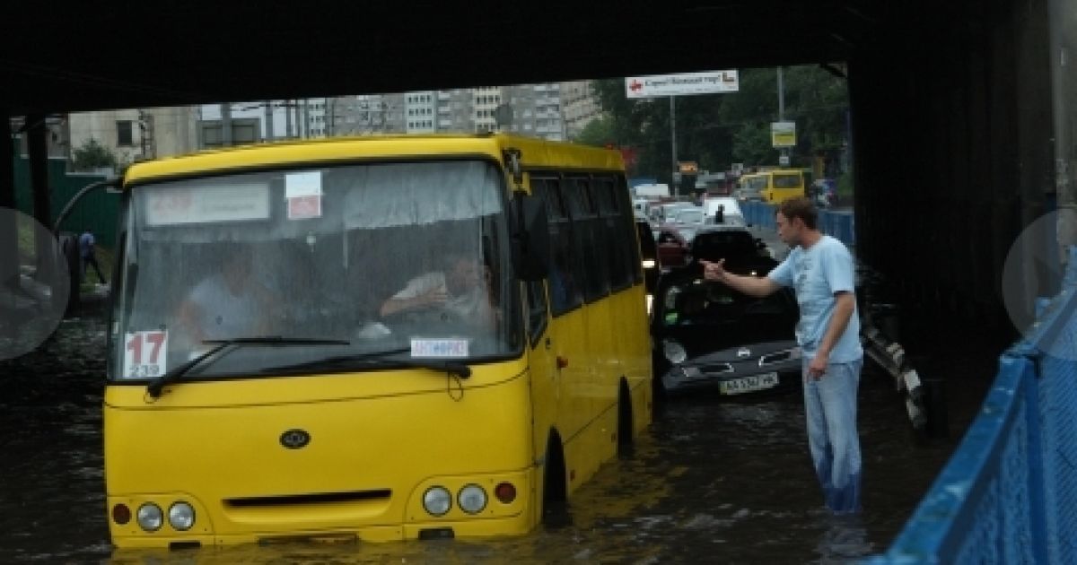 У Києві через сильні зливи було затоплено кілька вулиць, на дорогах маршрутки плавали по вікна у воді. / © Сегодня