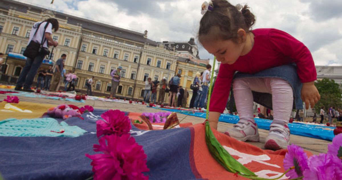 На меморіальних полотнах вишиті тисячі імен українців, які померли від СНІДу. / © Украинское Фото