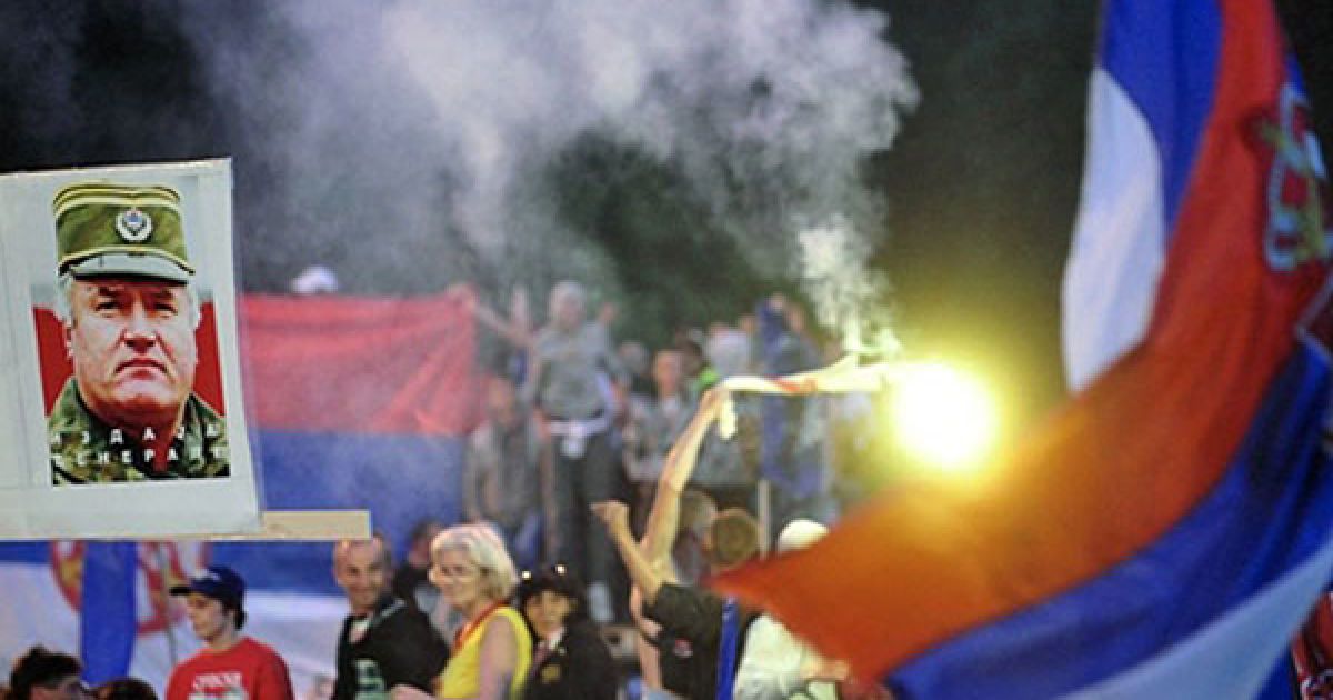 Сербія, Белград. Демонстранти тримають портрет колишнього командувача боснійських сербів Ратко Младіча під час демонстрації перед сербським парламентом. Ультра-націоналісти виступили проти затримання Младіча, якого віддали під Міжнародний кримінальний трибунал за ряд злочинів під час боснійської війни 1992-95 рр. / © AFP