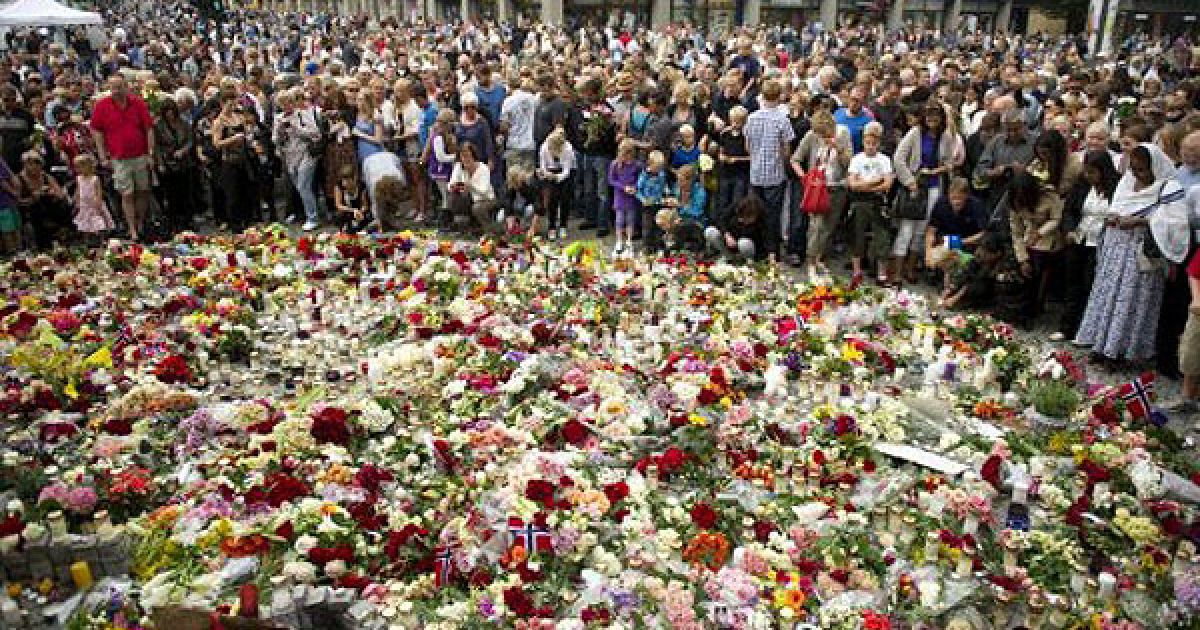 Норвегія, Осло. Люди збираються на площі, де сталися вибухи урядових будівель в Осло, щоб вшанувати пам&rsquo;ять жертв вибухів та жертв масового вбивства у молодіжному таборі норвезької лейбористської партії. В результаті подвійного теракту, в Норвегії загинули щонайменше 92 людини, поранення отримали 97 осіб. / © AFP