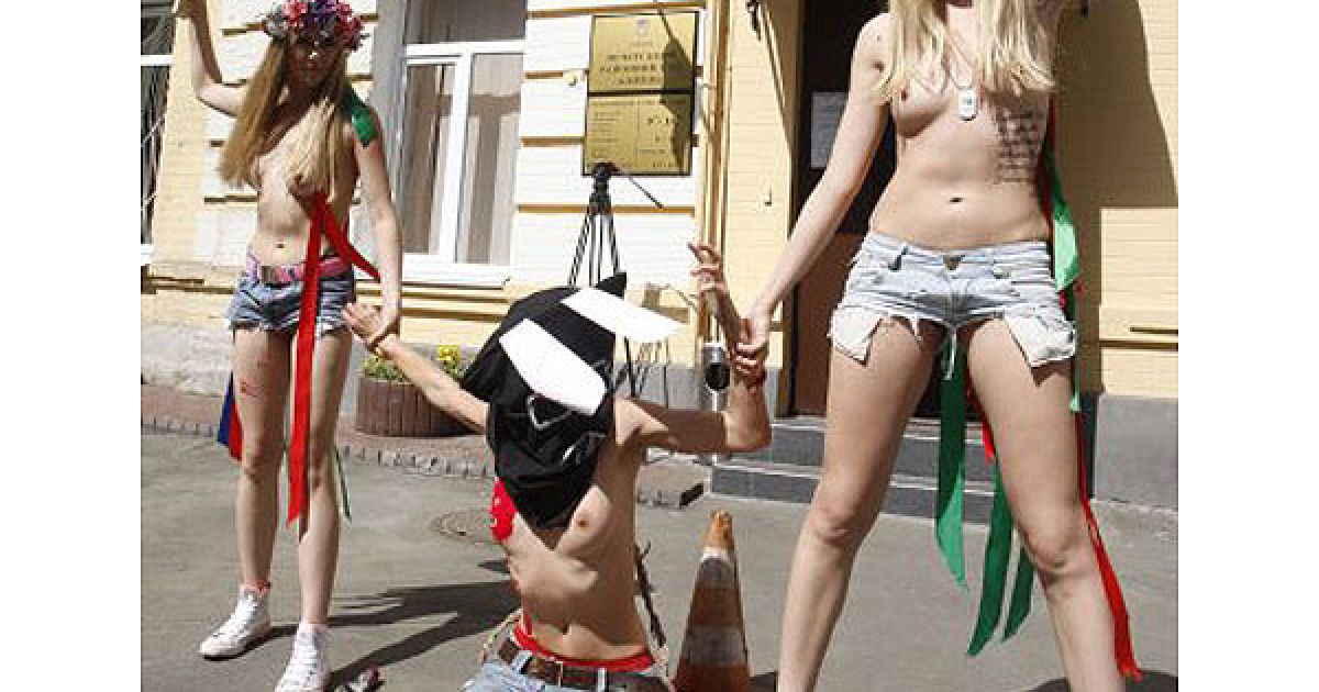 Активістки жіночого руху FEMEN влаштували театралізований топлес-протест "Забій кролятини" у дворі Печерського райсуду, де відбувається суд у справі екс-глави МВС України Юрія Луценка.