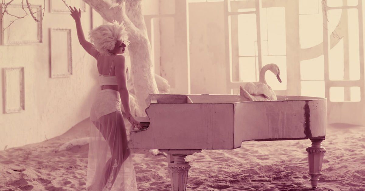 Співачка Тіна Кароль у своєму новому кліпі стала рожевою нареченою і зіграла разом із лебедем у роялі.