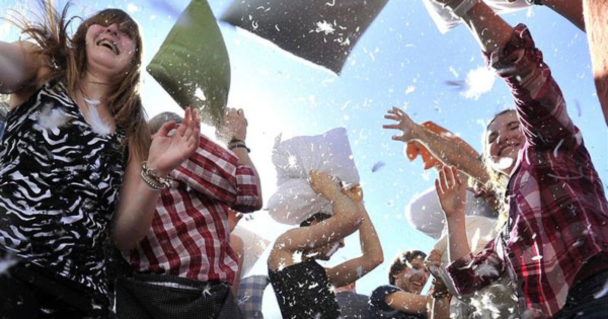 У світі відзначили Міжнародний день битви подушками масовими "боями на подушках" / © AFP